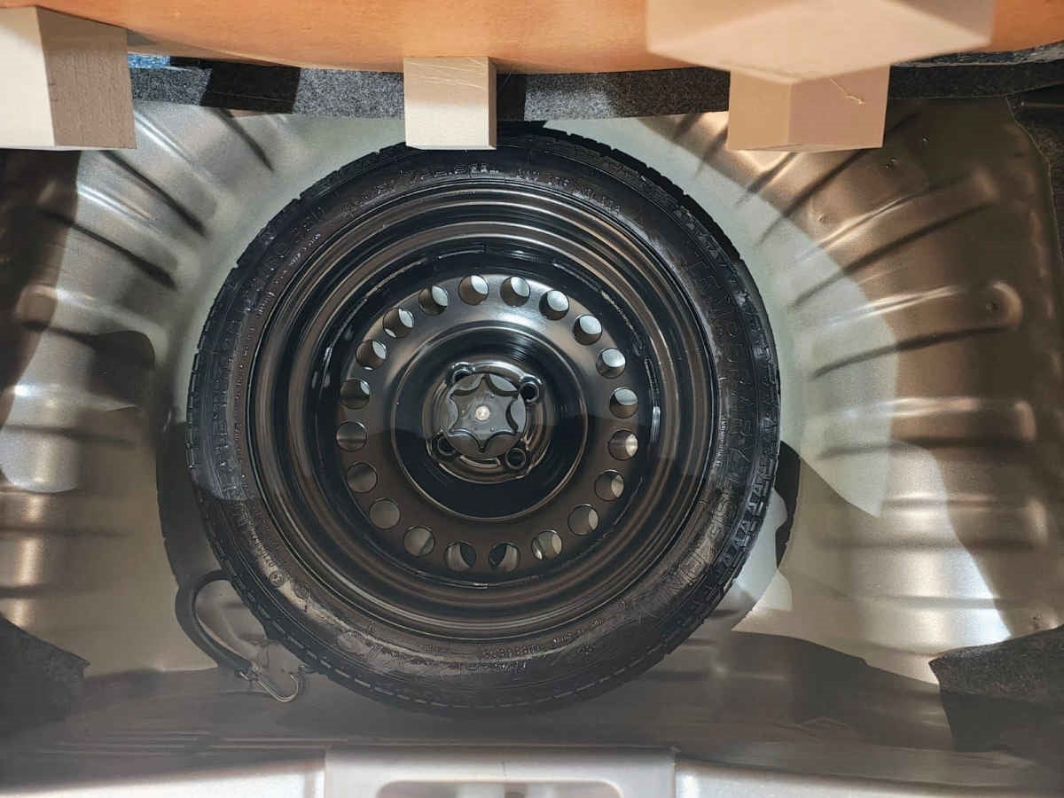 2024 Nissan March 5p Sense L4/1.6 Man